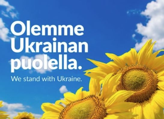 Sininen taivas, auringonkukkia ja teksti: Olemme Ukrainan puolella