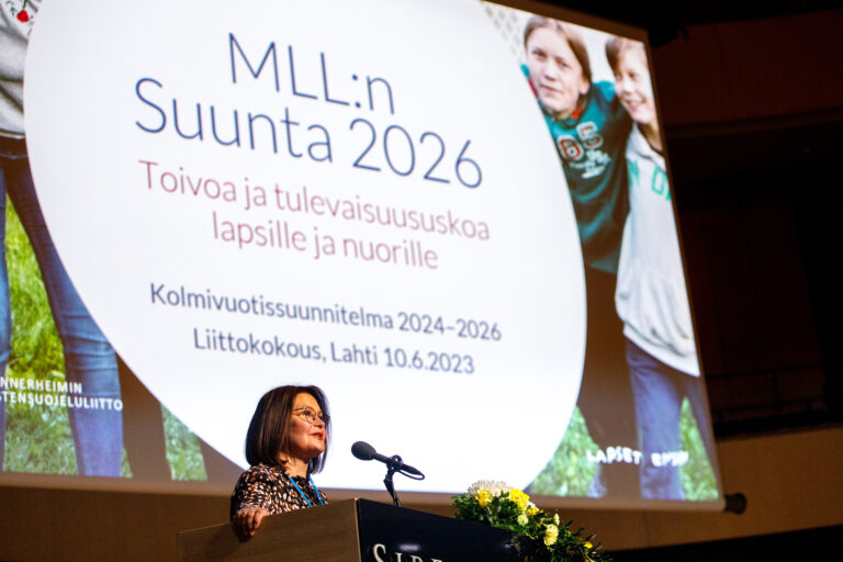 MLL:n pääsihteeri Milla Kalliomaa esittelee Suunta 2026 -diaesitystä.