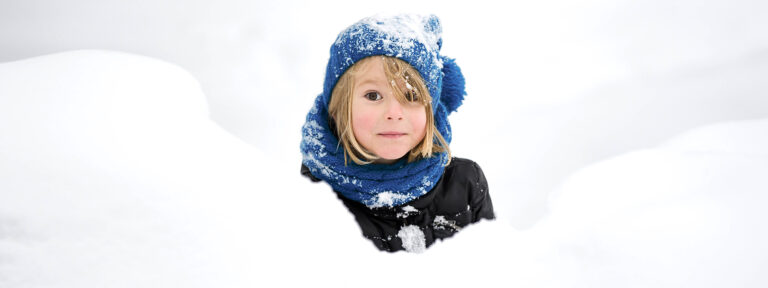 sinipipoinen lapsi lumihangessa