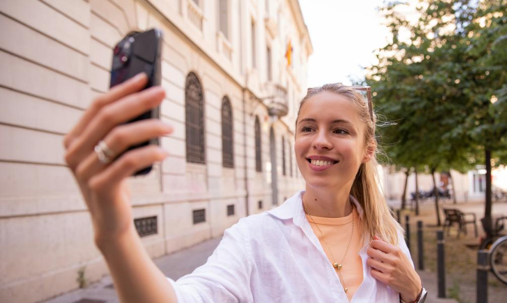 nainen ottaa selfietä puhelimella