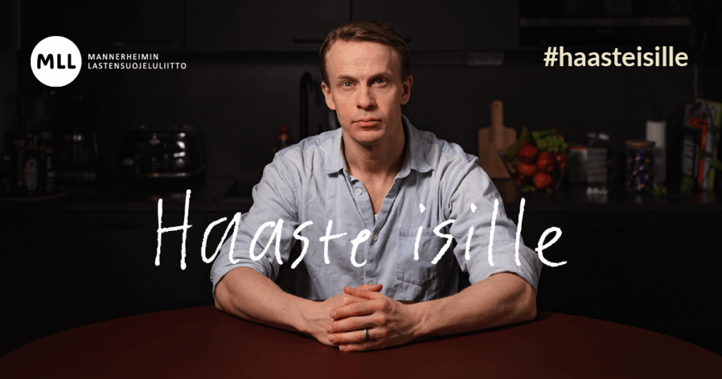 Konsta Hietanen istuu pöydän ääressä