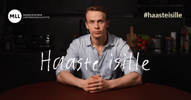 Konsta Hietanen istuu pöydän ääressä