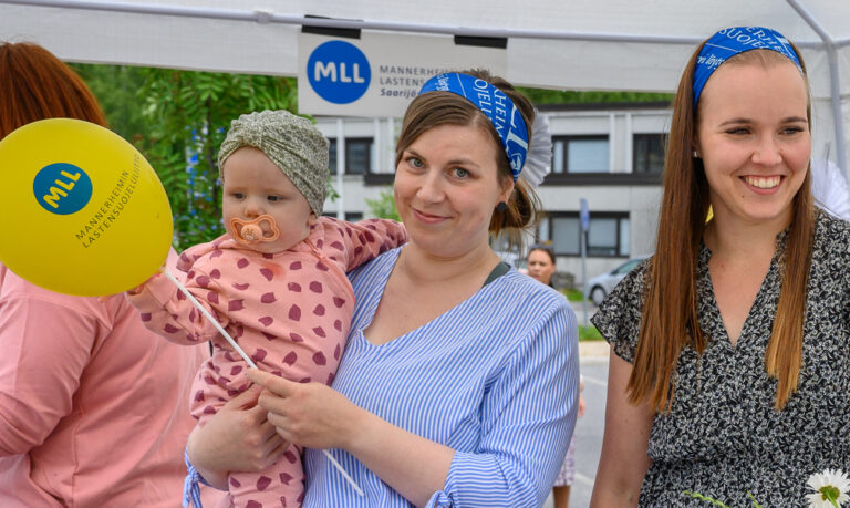 MLL:n vapaaehtoisia kesätapahtumassa