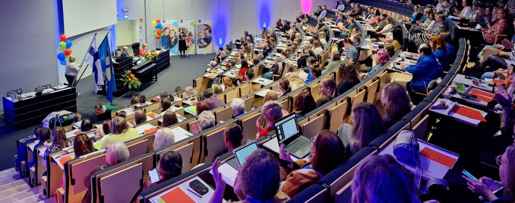 Kokousosallistujia auditoriossa