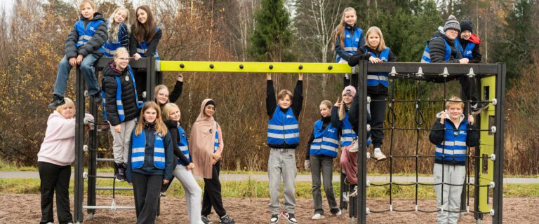 Alakoulun tukioppilaita koulun pihan kiipeilytelineillä